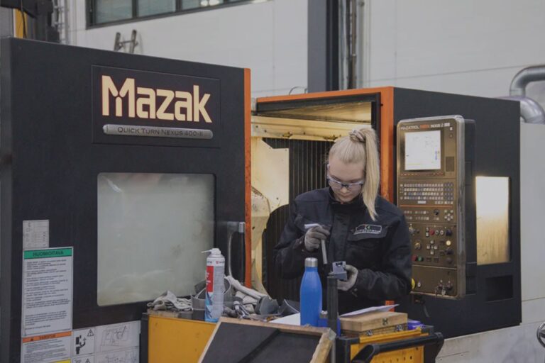 Työntekijä työskentelee Kolmikoneistuksen tuotannossa